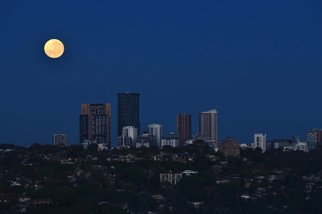 'Super blue moon' dazzles Australian skies